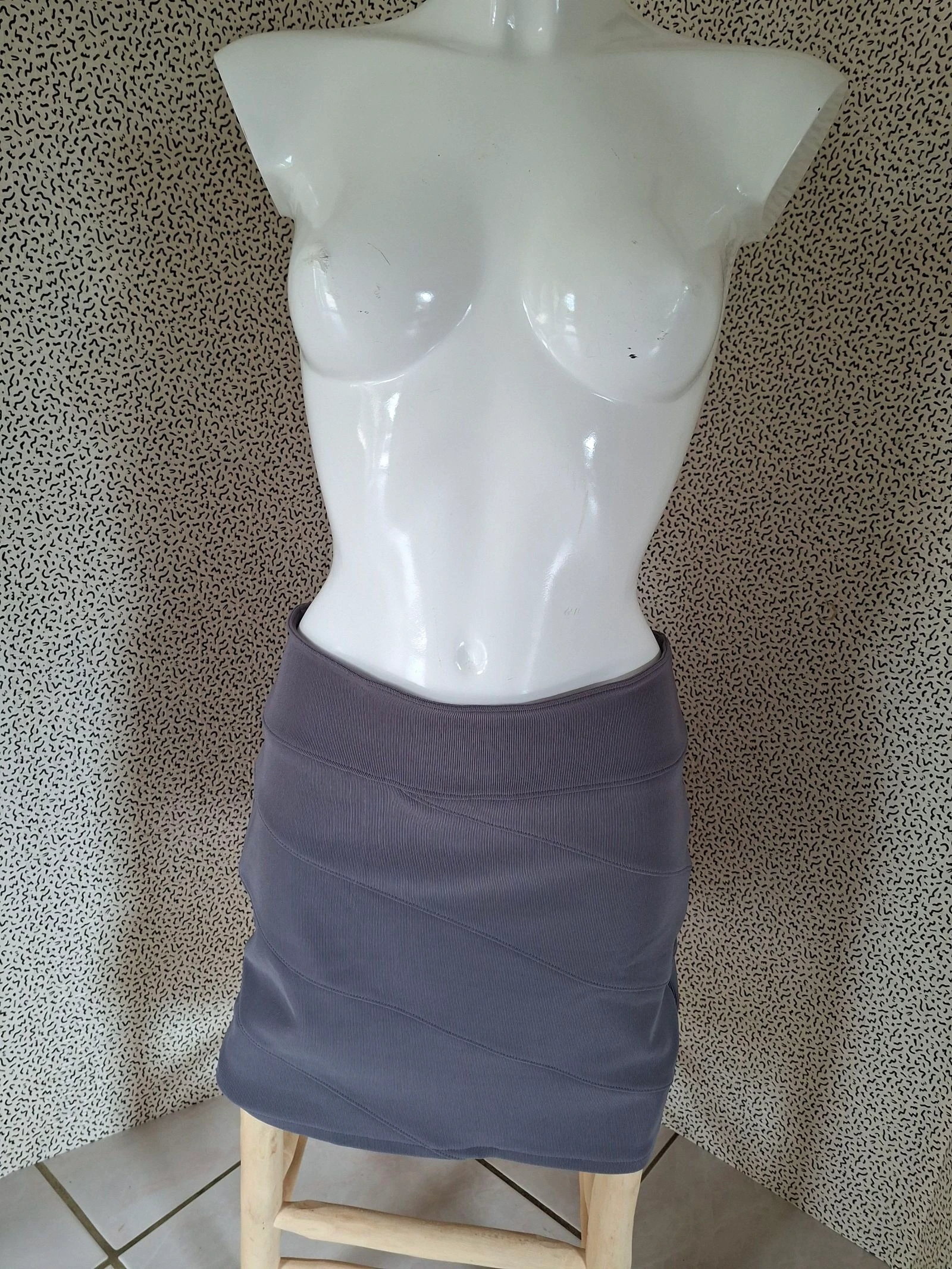 Jupe courte Straboski L grise côtelée zip dos taille haute stretch moulante femme – photo 5
